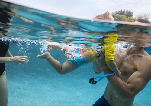 5 хитростей, которые помогут вашему малышу полюбить купание