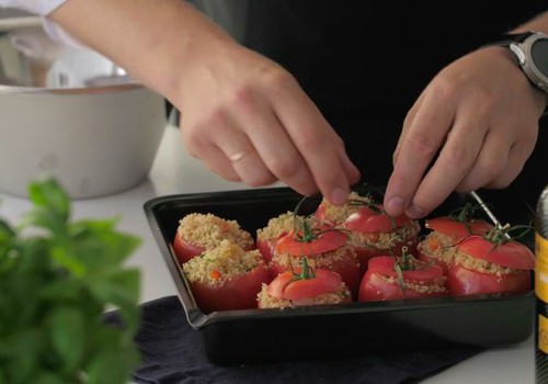 ВИДЕОРЕЦЕПТ: фаршированные помидоры с кус-кусом и салат из креветок