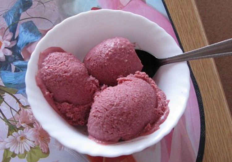 Карамельно-вишнёвое мороженое с корицей