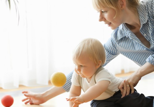 Развивающие игры с физиотерапевтом для малышей 9-10 месяцев