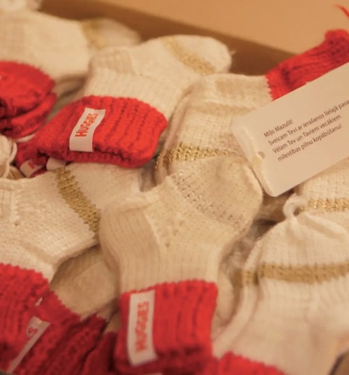 Huggies подарит носочки рождённым в рождественское время малышам