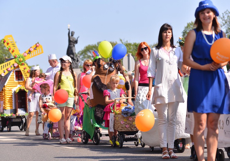 ВИДЕО: В Резекне состоялся юбилейный парад детских колясок!