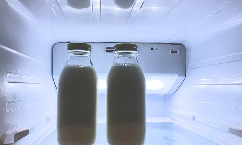 Почему грудное молоко в процессе хранения приобретает особый запах?