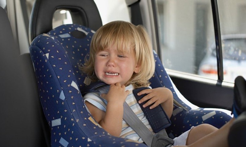 КРИК ДУШИ: ребёнок закрыт в машине один... умышленно?!