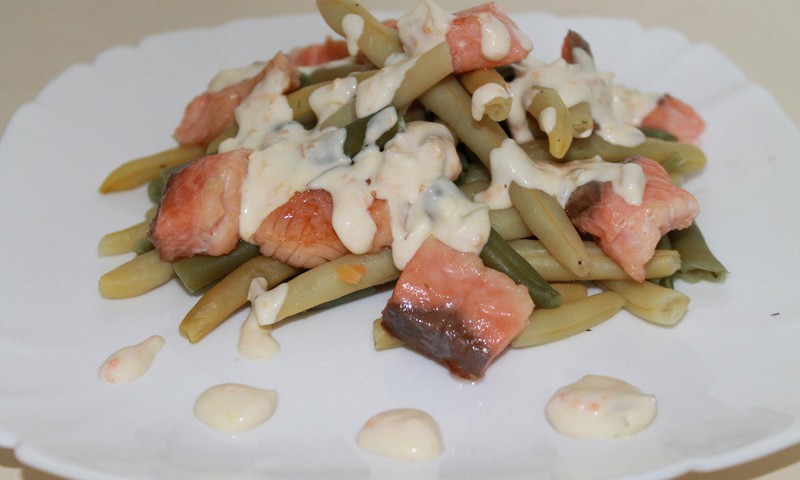 Стручковая фасоль с лососём под сливочным соусом