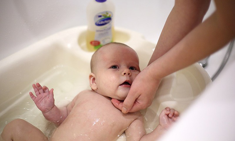 9 мифов о купании новорожденного