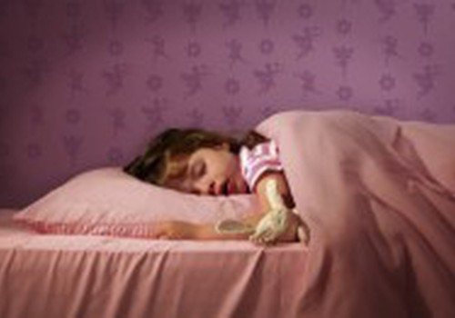 Дочка спал трусы. Детки спят без одеяла.