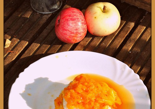 Десерт "Творожные оладьи с персиком"