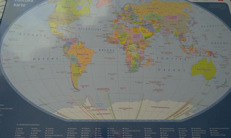 ДИСКУССИЯ: Накладка на стол с картой мира – полезна или нет?