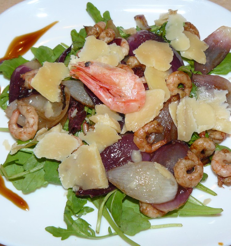 Салат с рукколой и креветками