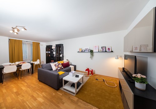 Одно помещение, много функций: как обустроить жилую комнату для большой семьи