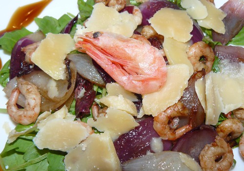 Теплый салат с креветками и сыром Džiugas