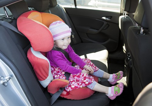 Почему не следует ребенку позволять играть в машине с деревянными игрушками?